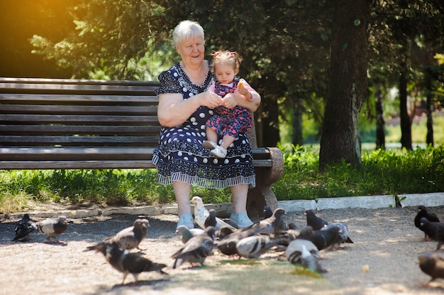 Foto abuela y nieta caminan en el parque