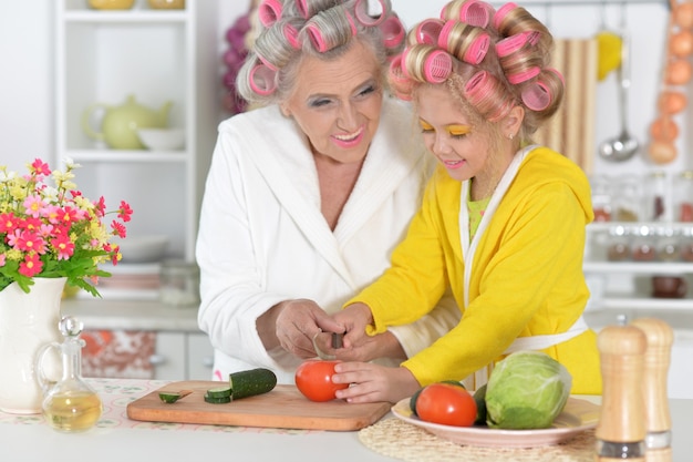 Abuela con nieta en casa haciendo ensalada