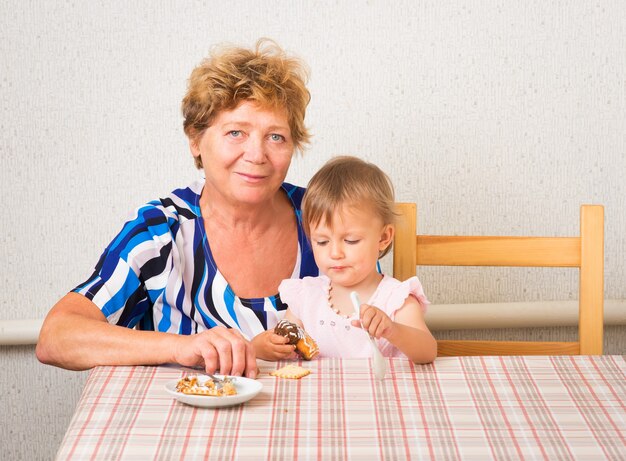 Abuela y nieta en la cocina