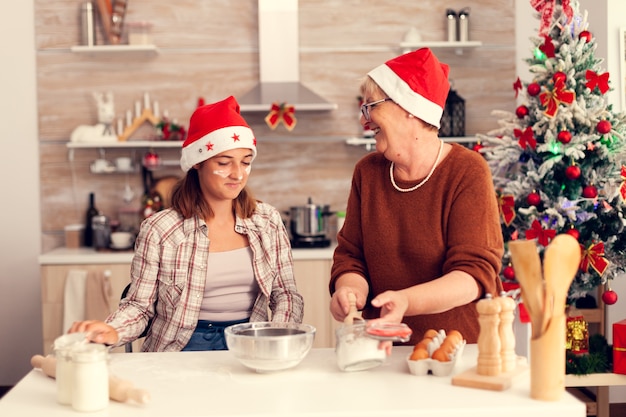 Abuela y nieta en el día de Navidad para hornear