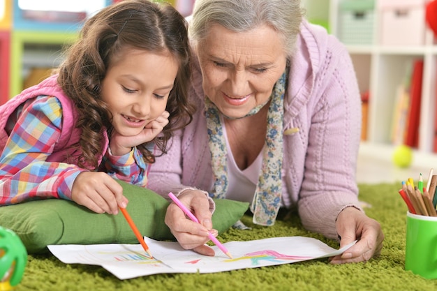 Abuela y nieta dibujando juntas en casa