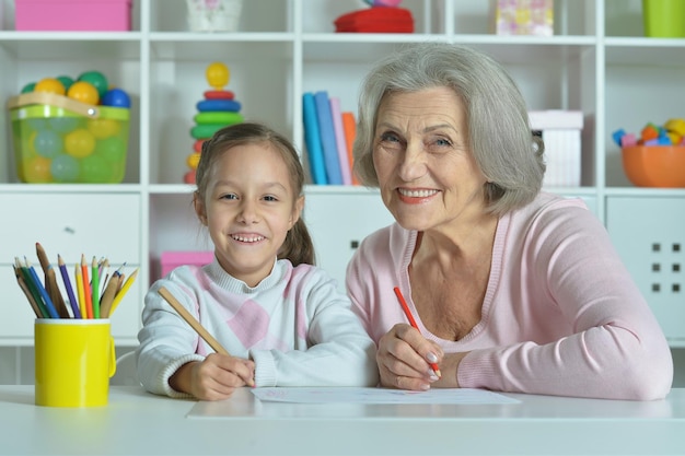 Abuela con nieta dibujando juntos