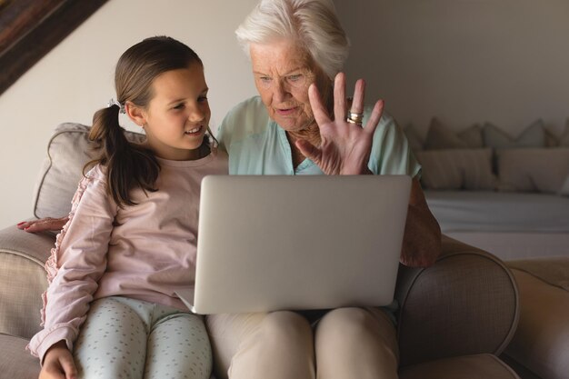 La abuela y la nieta discutiendo por el portátil.