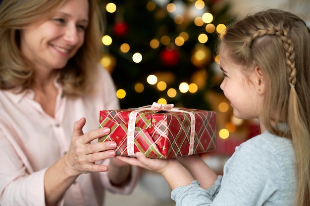 La abuela y la nieta entregando regalos de Navidad