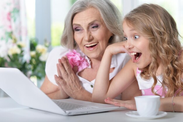 Abuela y nieta haciendo los deberes en casa juntos