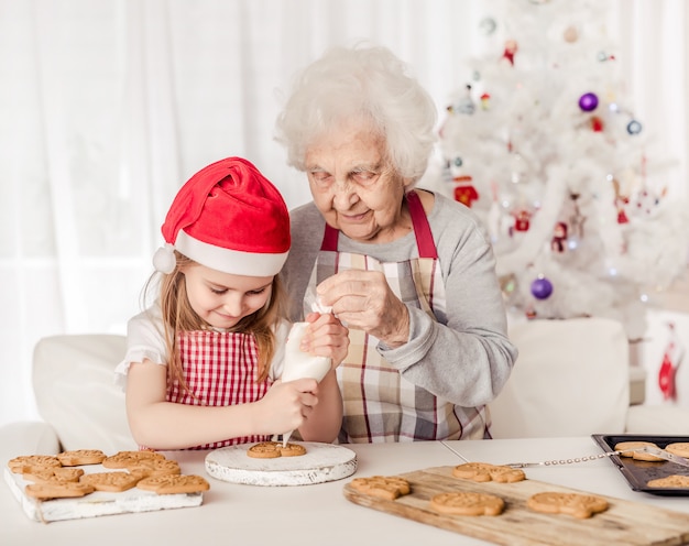 Abuela con nieta horneando galletas