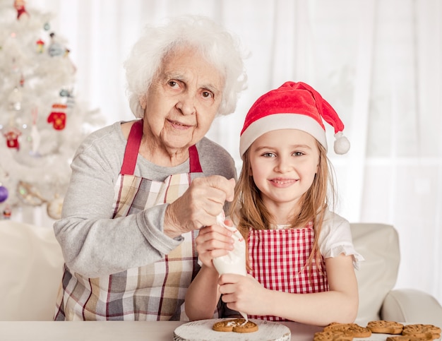 Abuela con nieta horneando galletas