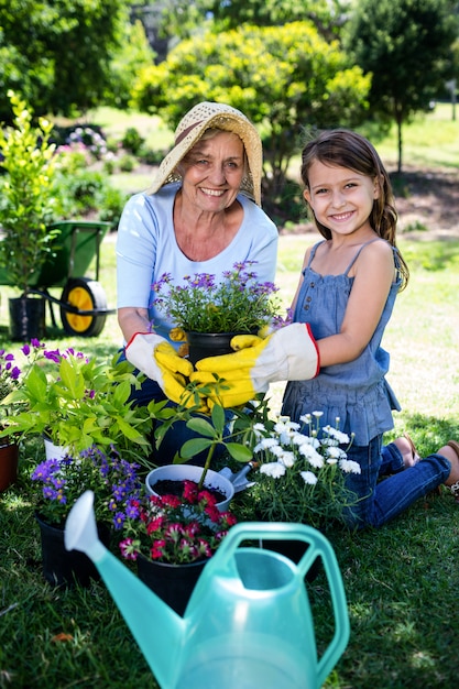 Abuela y nieta jardinería en el parque