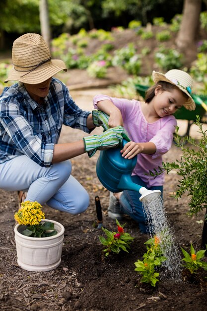 Abuela y nieta jardinería