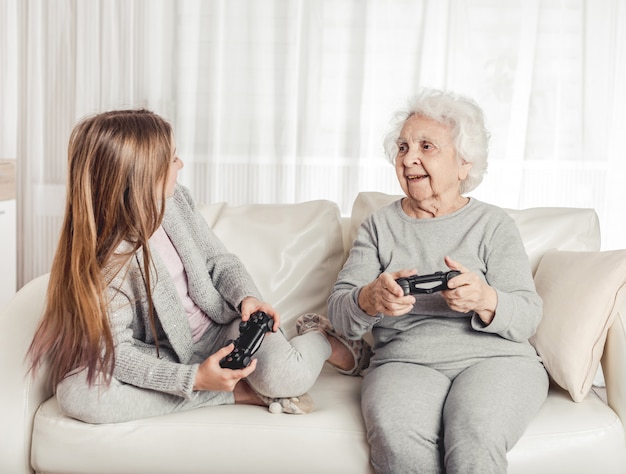 Abuela con nieta jugando juegos