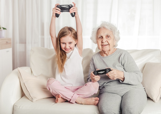 Abuela con nieta jugando juegos