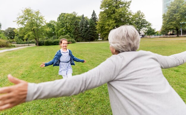 Foto abuela y nieta jugando en el parque