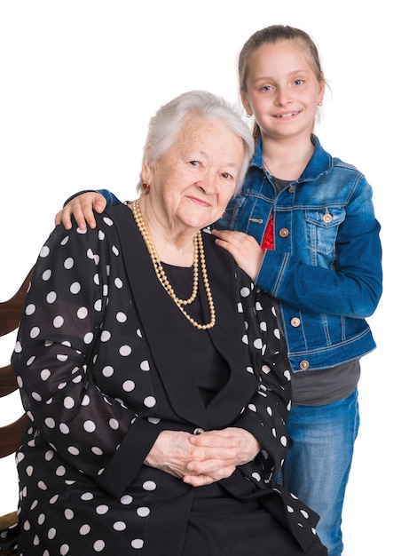 Foto abuela y nieta en una pared blanca