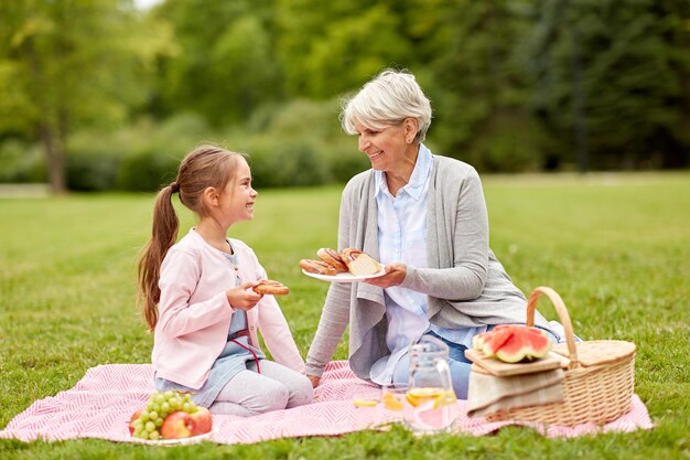 abuela y nieta en un picnic en el parque