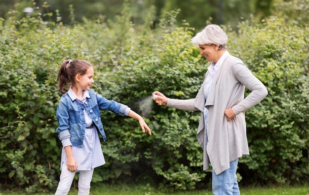 Foto abuela y nieta con repelente de insectos