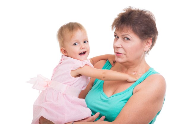 Abuela y nieta sobre un fondo blanco.