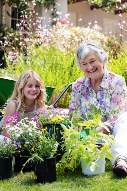 Abuela y nieta trabajando juntas en jardinería