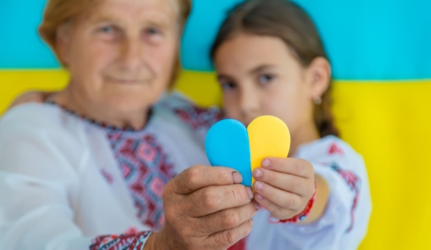 Abuela y nieta ucranianas en vyshyvanka enfoque selectivo
