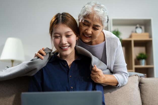 La abuela y la nieta viven juntos felices.