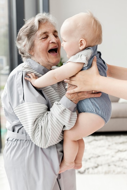 Foto abuela con nieto en casa