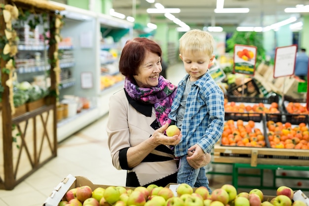 Abuela y nieto elegir manzanas