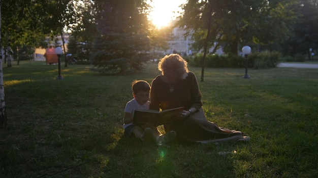 Abuela con nieto leyendo un libro juntos