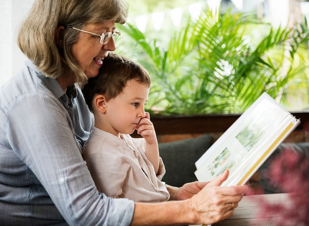 Abuela y nieto leyendo un libro juntos