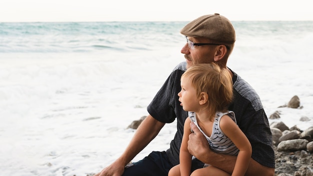 Foto abuela y nieto mirando al mar