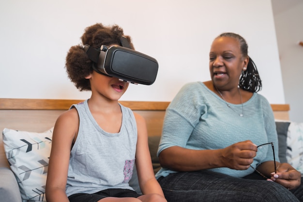 Abuela y nietos jugando con gafas de realidad virtual.