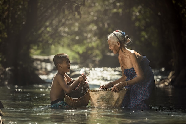 Abuela y nietos