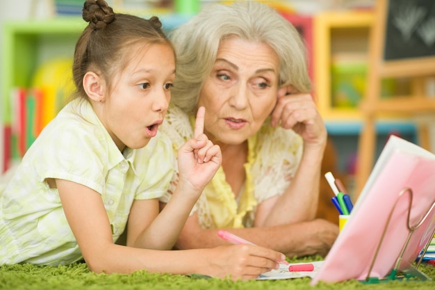 Abuela con niña haciendo la tarea