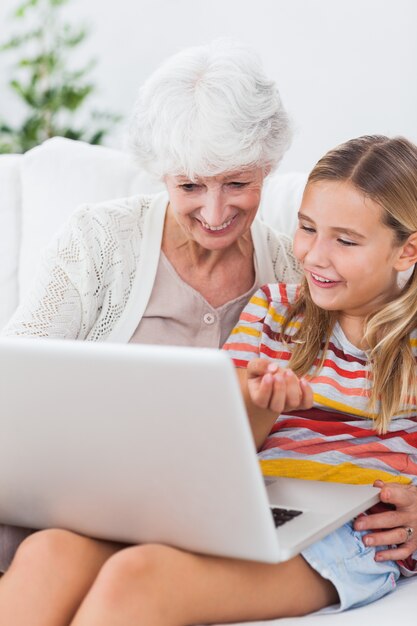 Abuela y niña usando laptop