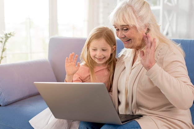 Foto abuela y niña con videollamada