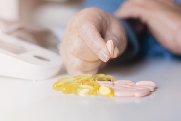 Foto abuela con pastillas en las manos