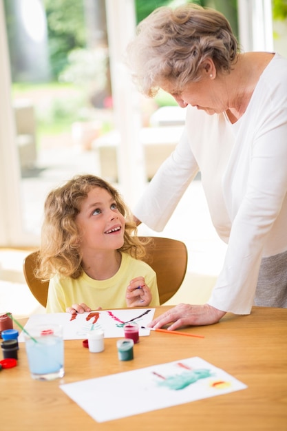 La abuela pintando un cuadro con pinturas con su nieto