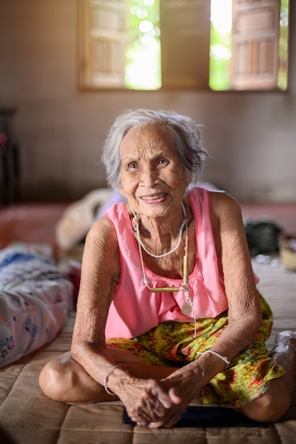 Foto la abuela se sienta sintiéndose sonriendo de felicidad.