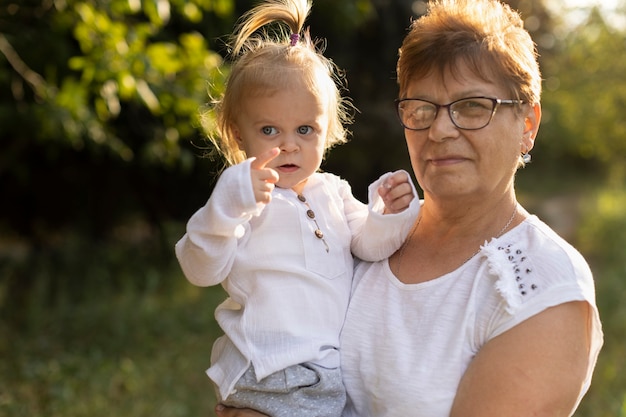 Abuela con su nieta en la naturaleza