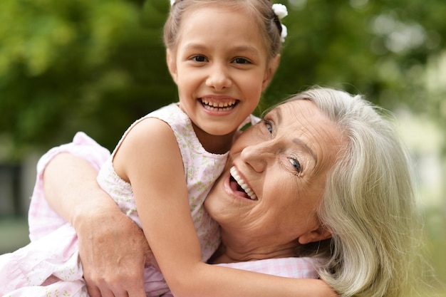 Abuela con su nieta en el parque