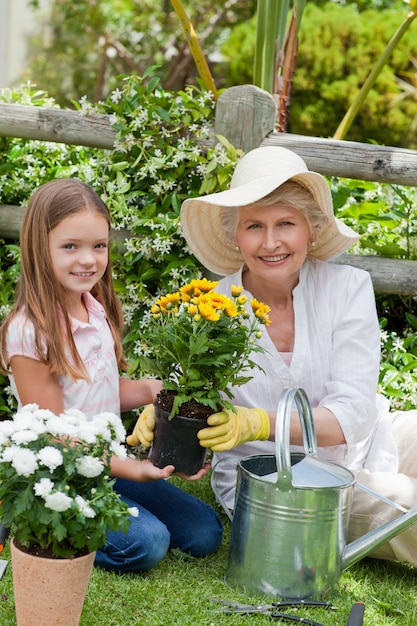 Abuela con su nieta trabajando en el jardín