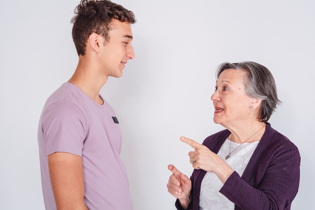 Abuela con su nieto adolescente.