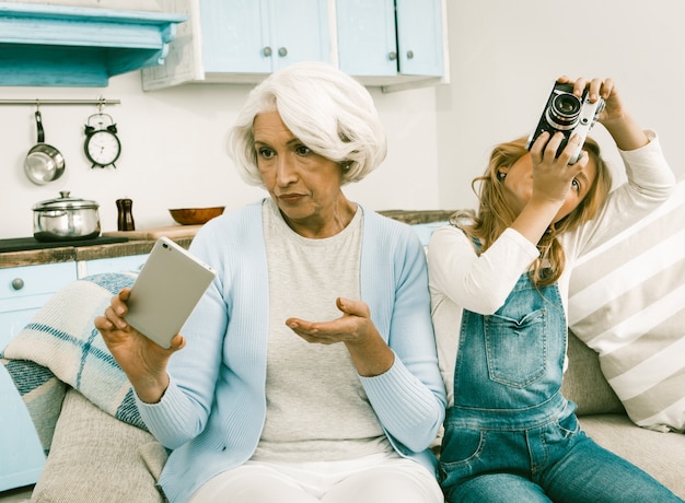 La abuela y su nieto no pueden entender los gadgets del otro