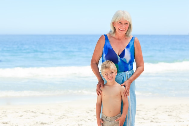 Abuela con su nieto en la playa