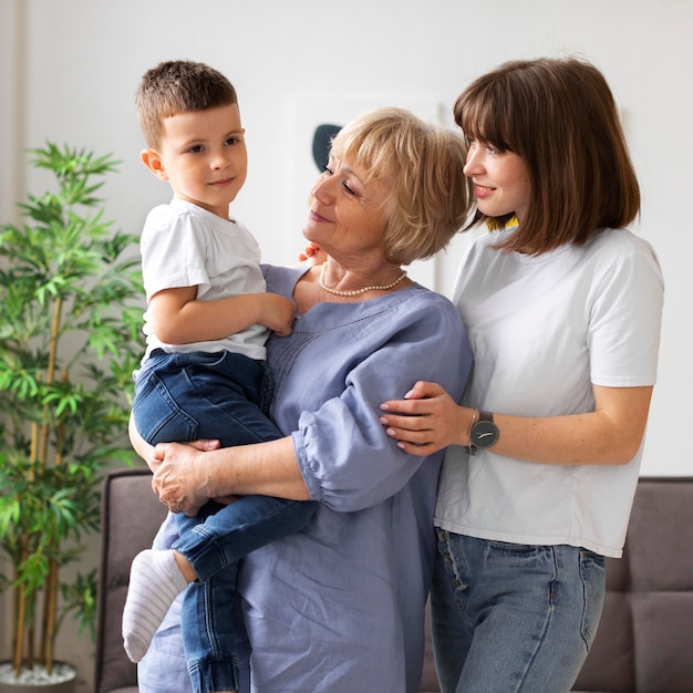 Abuela de tiro medio con niño