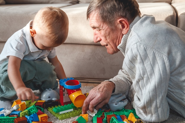 Abuelo anciano jugando con su nieto