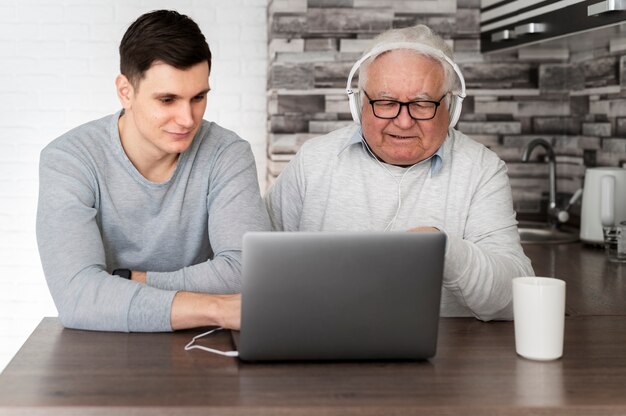 Abuelo aprendiendo a usar divice digital