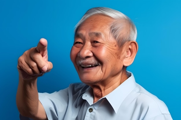 Abuelo asiático mirando y sonriendo con el dedo índice levantado sobre el arte generado por la red neuronal de fondo azul