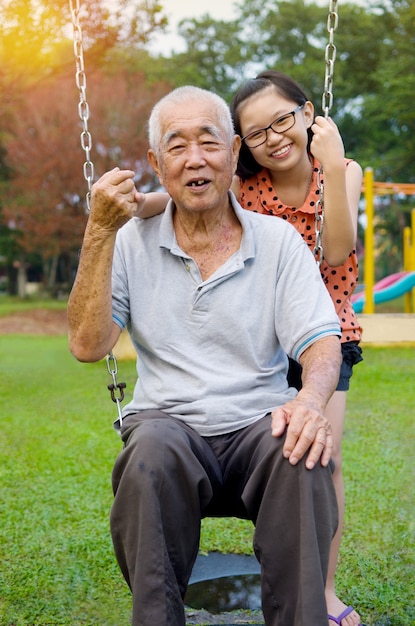 Abuelo asiático posando con sus nietos