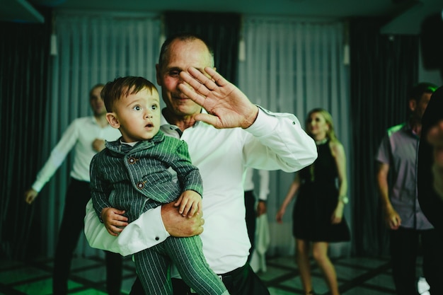 El abuelo baila con su nieto