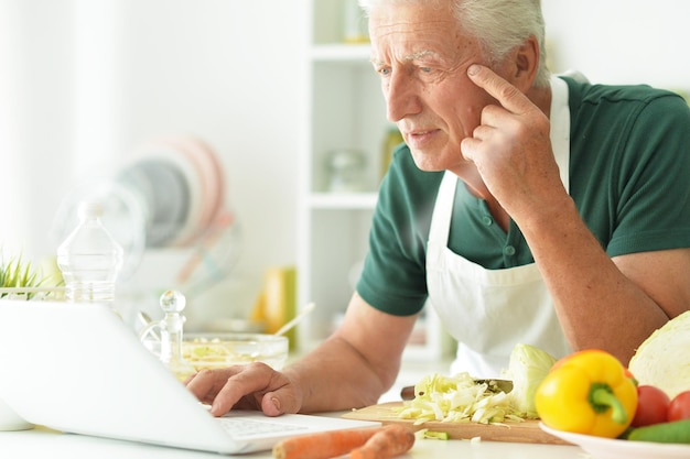 Abuelo en el cocinero de la cocina