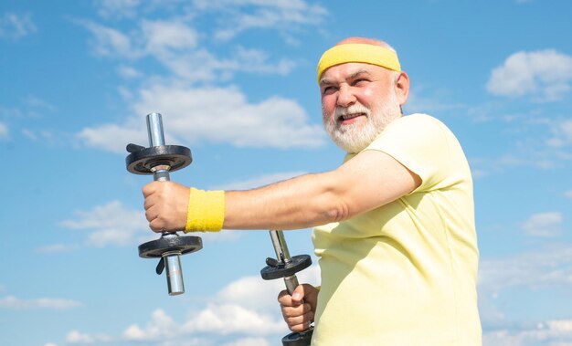 Abuelo del concepto de jubilación de libertad haciendo ejercicio con deporte con mancuernas para hombre mayor